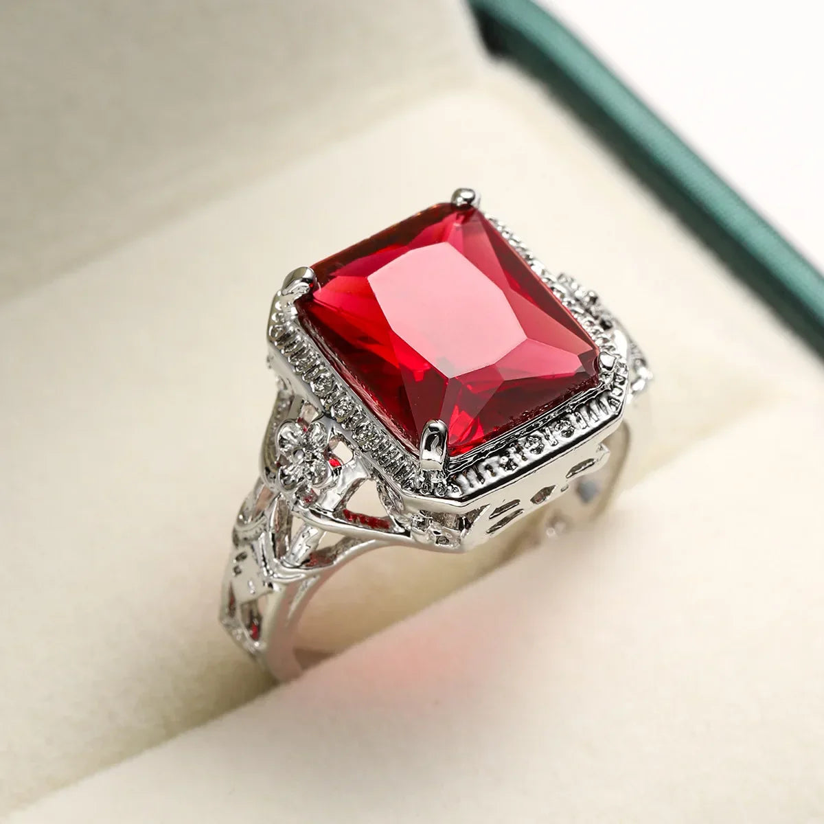 Anello nuziale da donna intagliato a fiori cavi