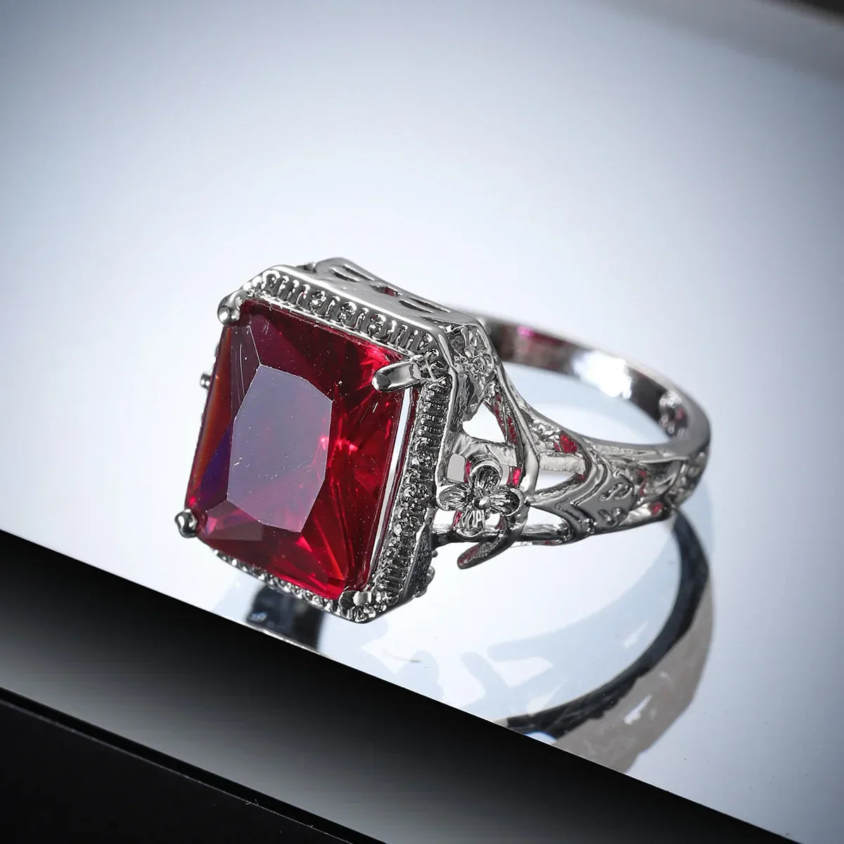 Anello nuziale da donna intagliato a fiori cavi